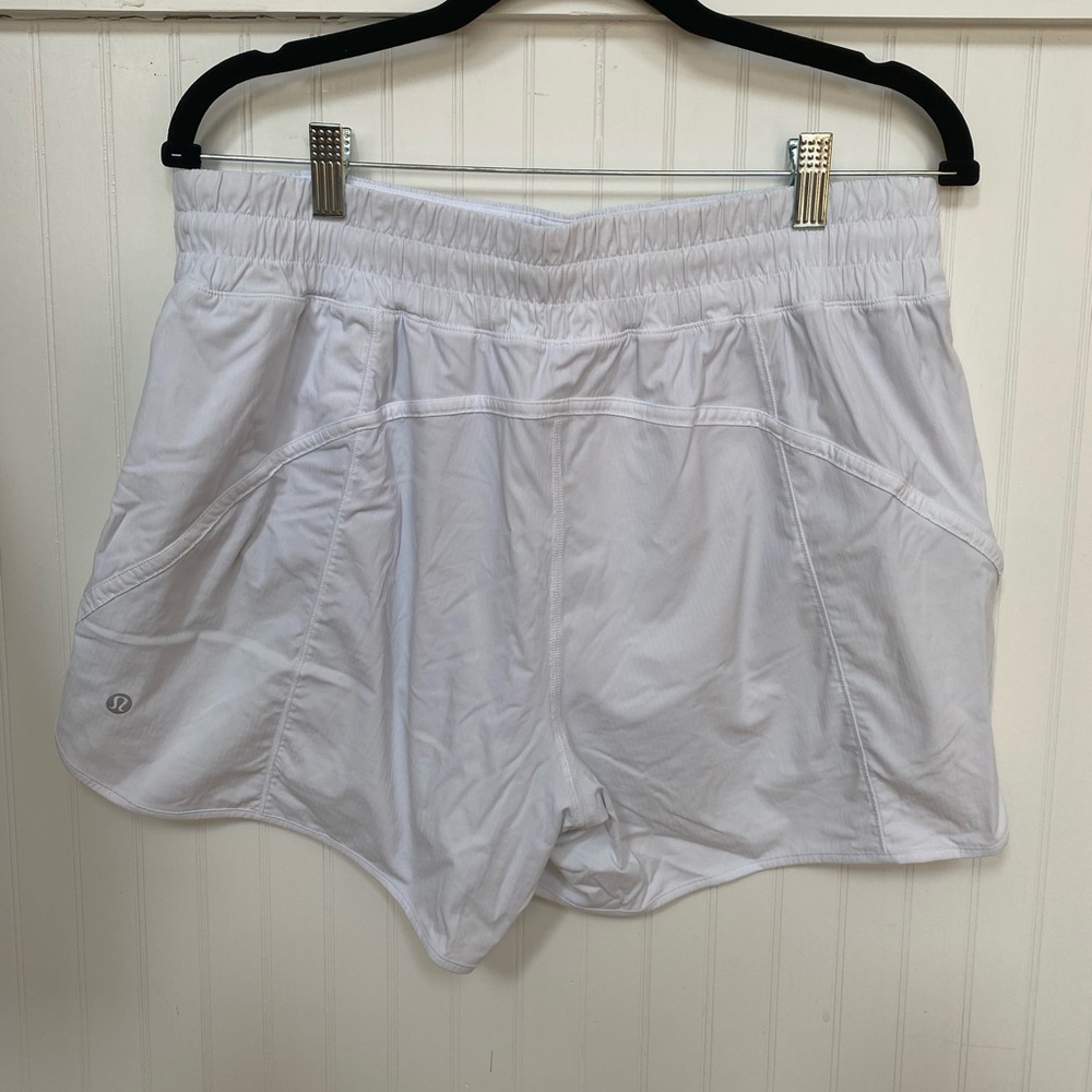 Women’s Lululemon track that mid-rise lines short 5”